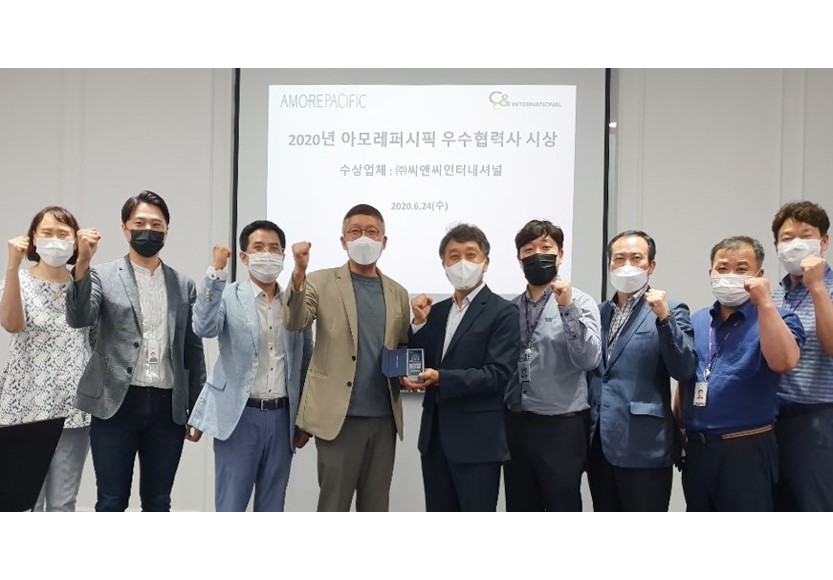 아모레퍼시픽 우수협력업체 수상 단체사진 편집_210712.jpg